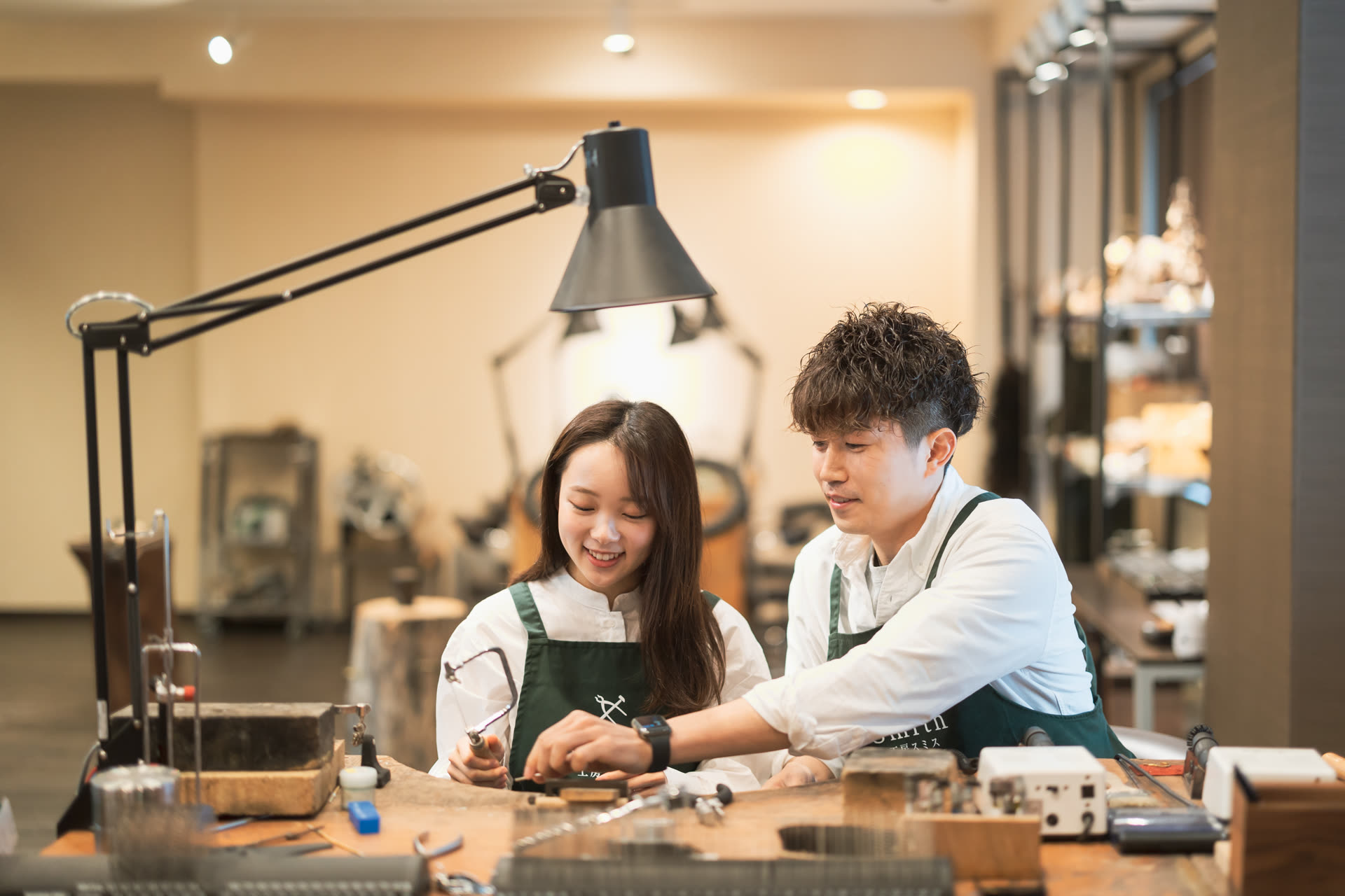 工房Smith札幌で五感を使ってシルバーペアリングを手作りする様子1