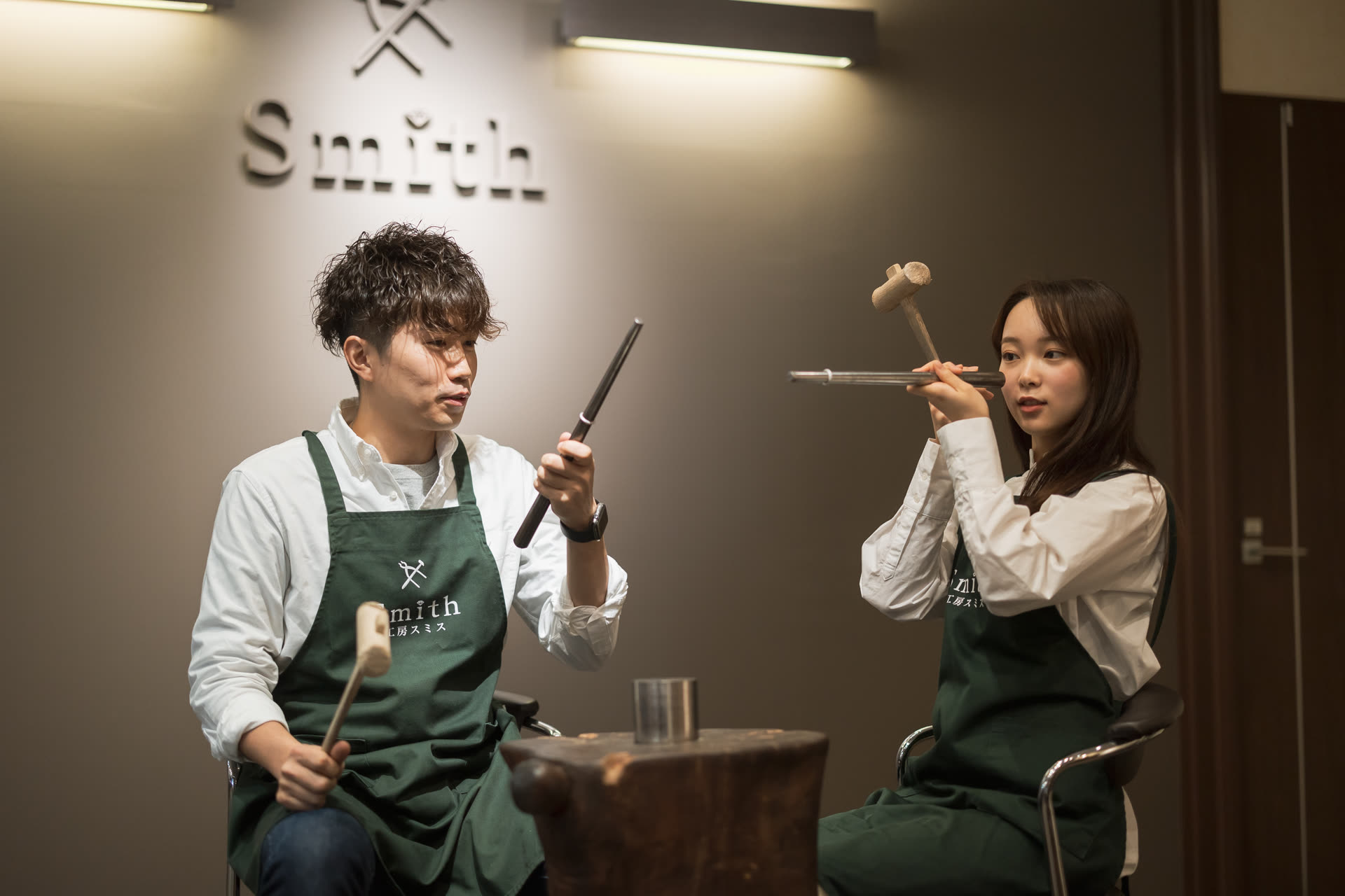 工房Smith札幌で五感を使ってシルバーペアリングを手作りする様子2