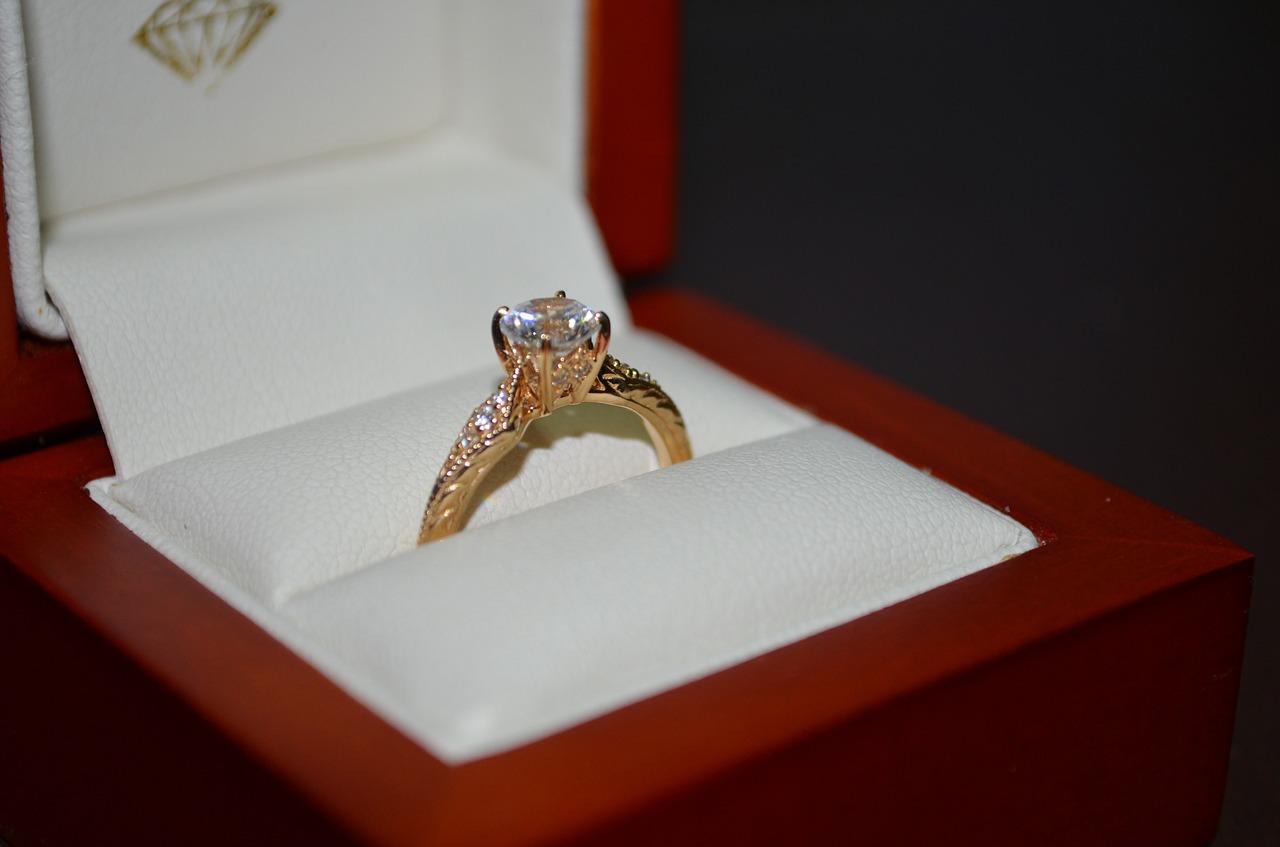 札幌でプロポーズ用の指輪を作ろう｜婚約指輪の意味や相場も解説