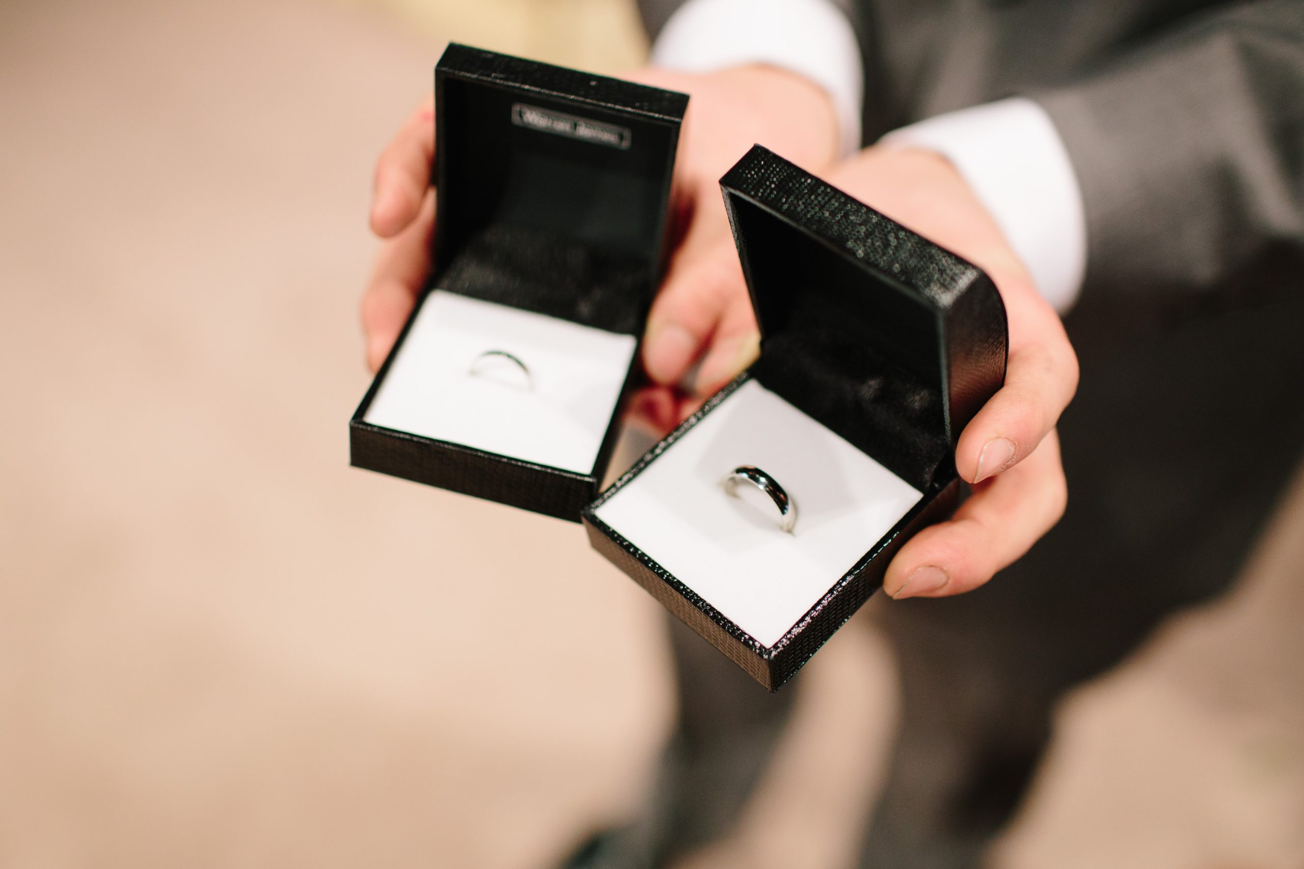 札幌で安く結婚指輪を買うには？｜価格相場や値段を抑えて買う方法を解説