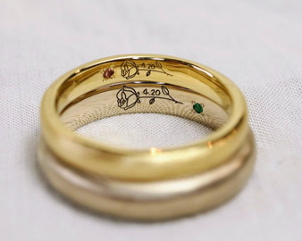18金イエローゴールド×エメラルドの結婚指輪
