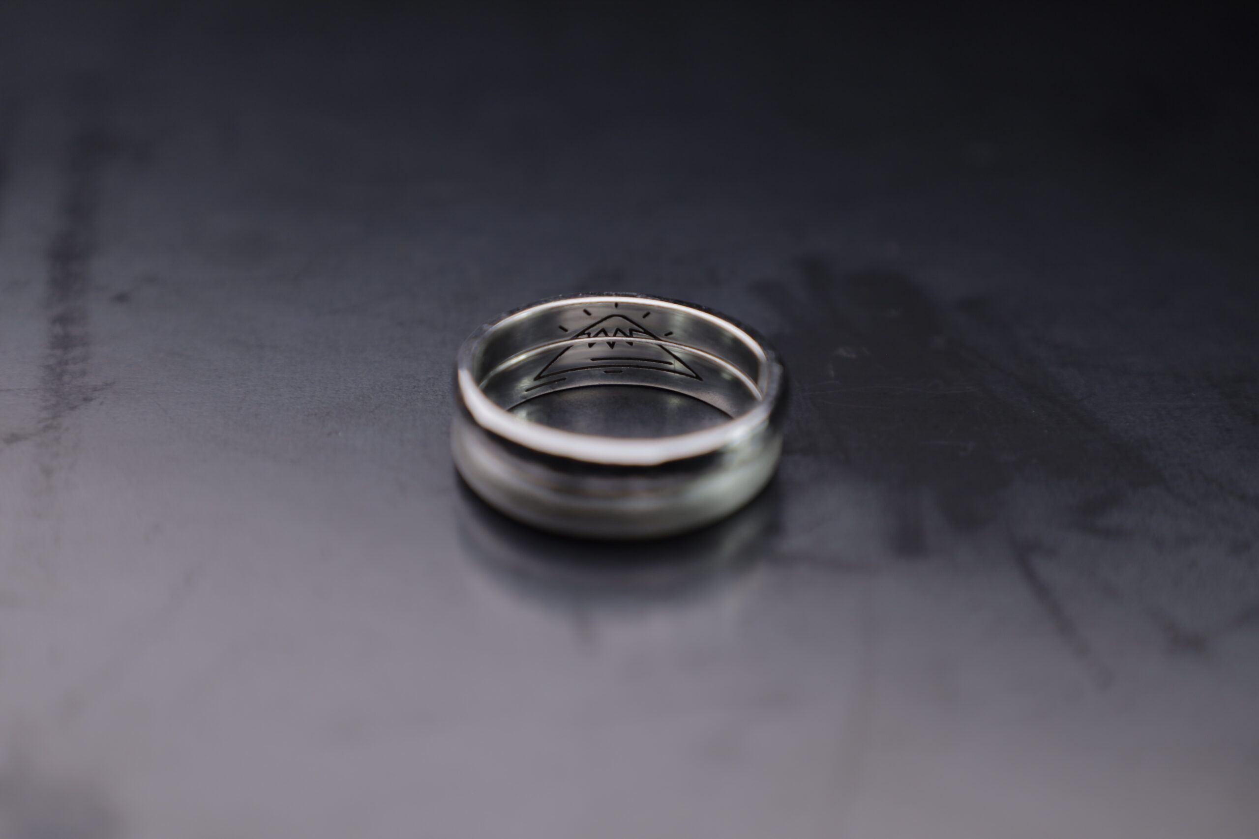 _2本でひとつの絵になる刻印加工 | 工房Smith札幌 合わせ刻印