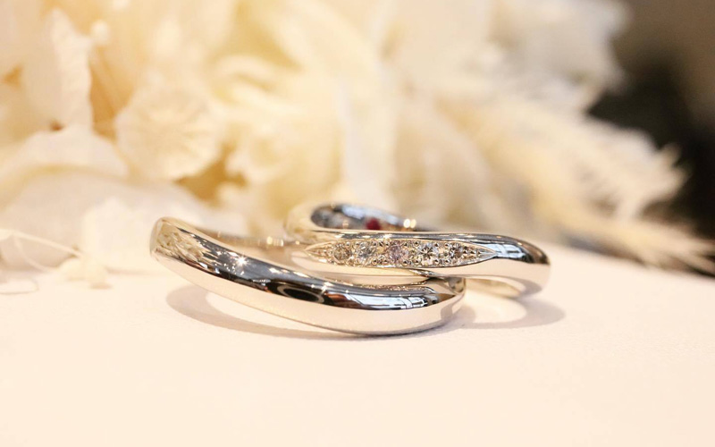 宝石つきの結婚指輪
