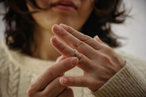 結婚指輪を見る女性
