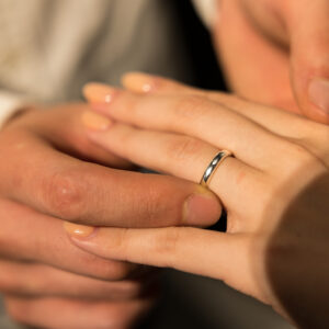 結婚指輪はどの指に着ける？指ごとの意味や結婚前後の付け方を紹介