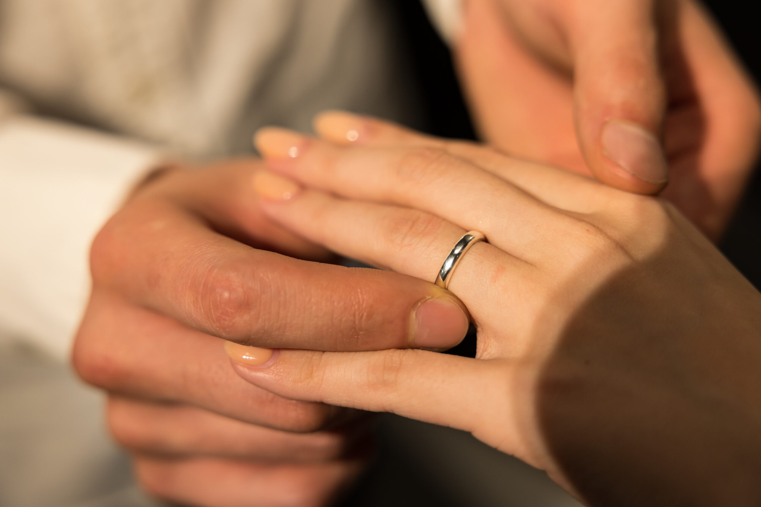 結婚指輪はどの指に着ける？指ごとの意味や結婚前後の付け方を紹介