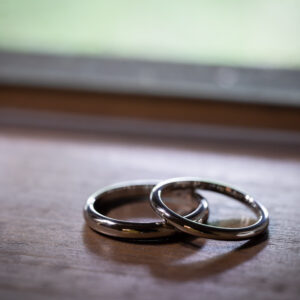 マリッジリングとは？結婚指輪や婚約指輪の意味と違い、相場を紹介