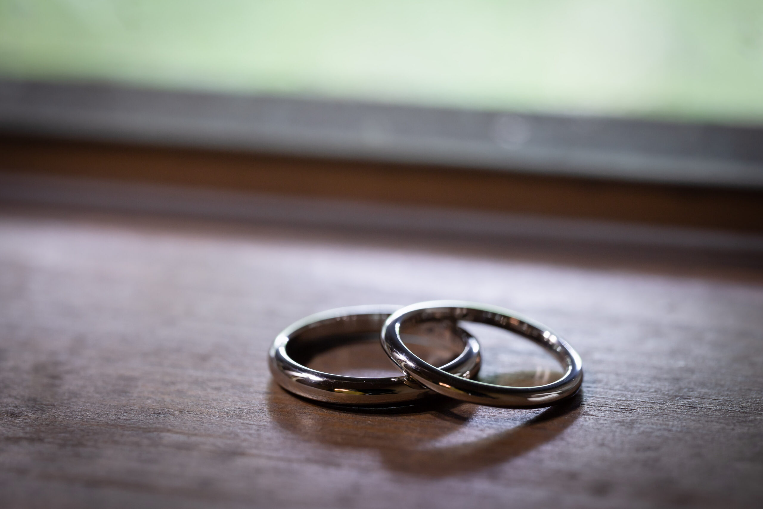 マリッジリングとは？結婚指輪や婚約指輪の意味と違い、相場を紹介