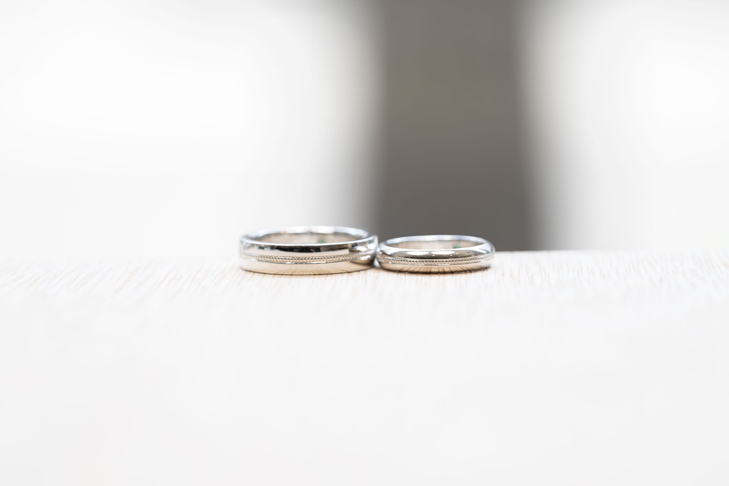 ペアリング（彫金工法）エメラルドななこ留めミル打ち鏡面