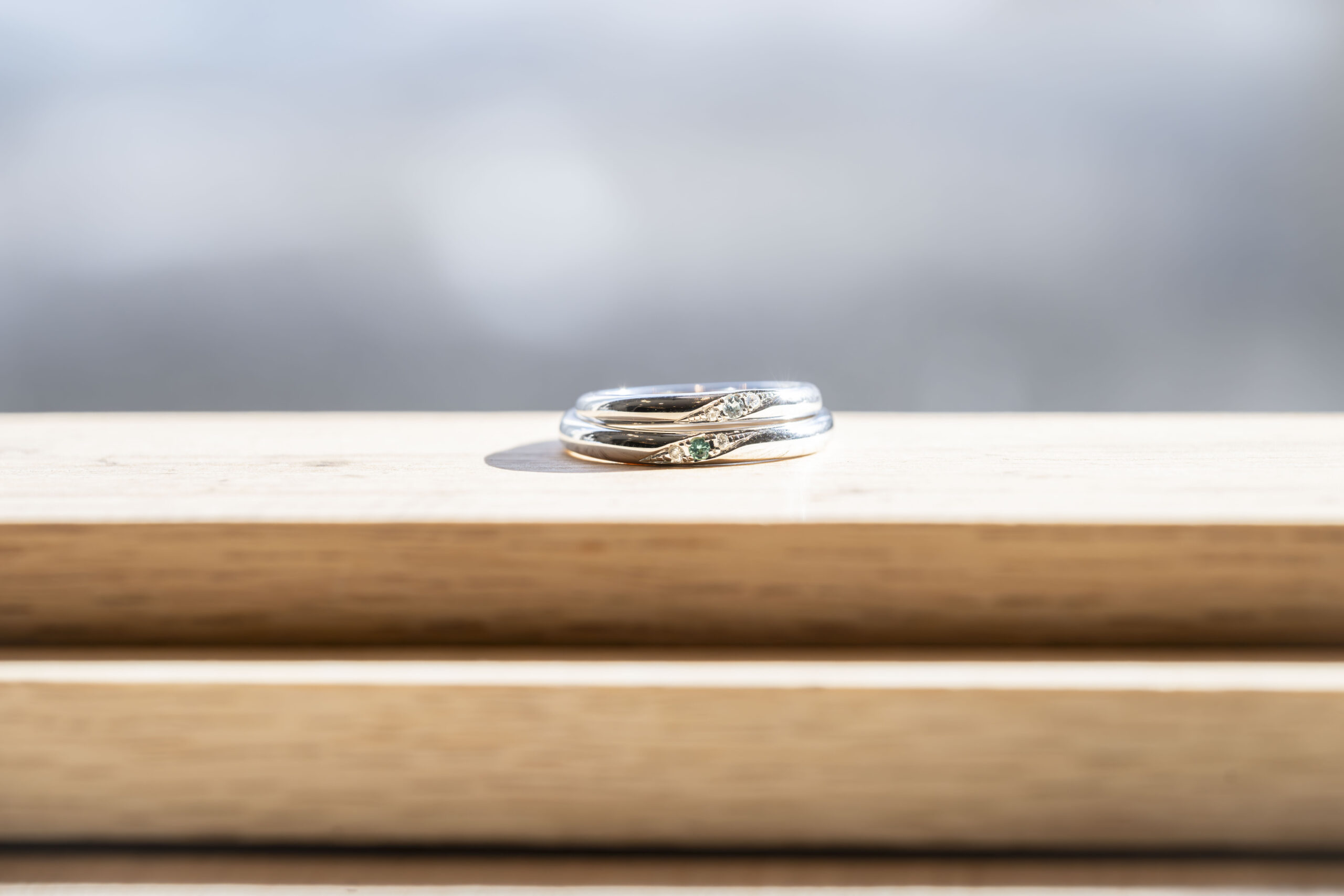 ペアリング（彫金工法）アクアマリンエメラルドダイヤモンド彫り留め鏡面