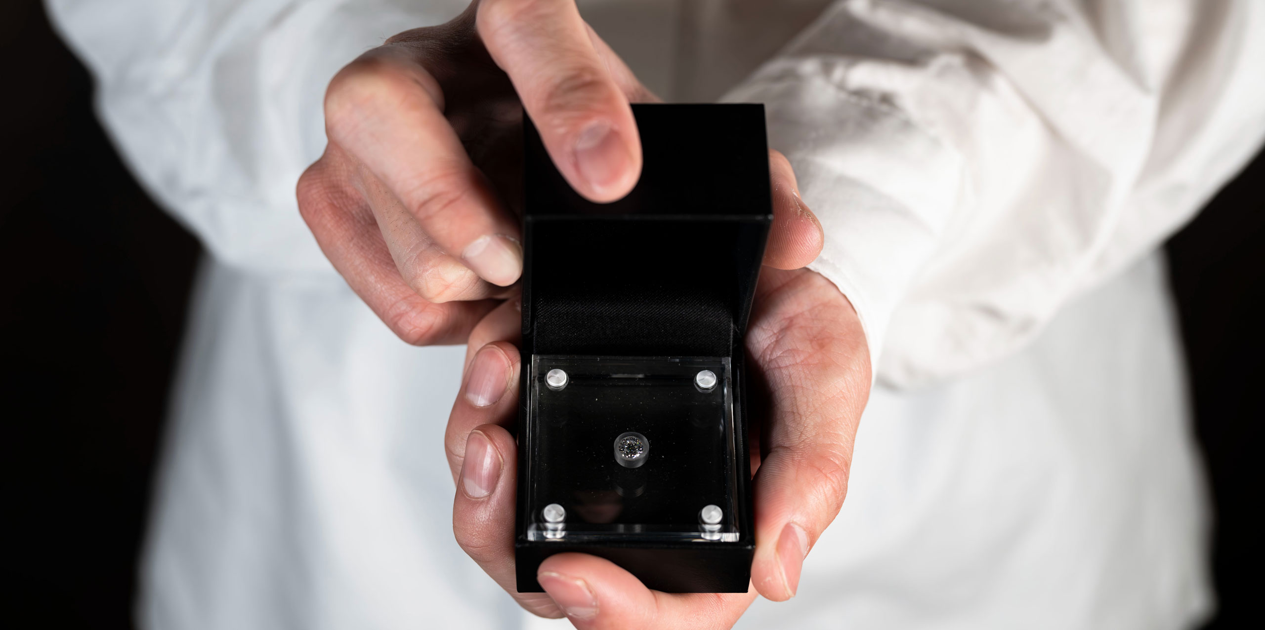 サプライズダイヤモンドプロポーズ画像