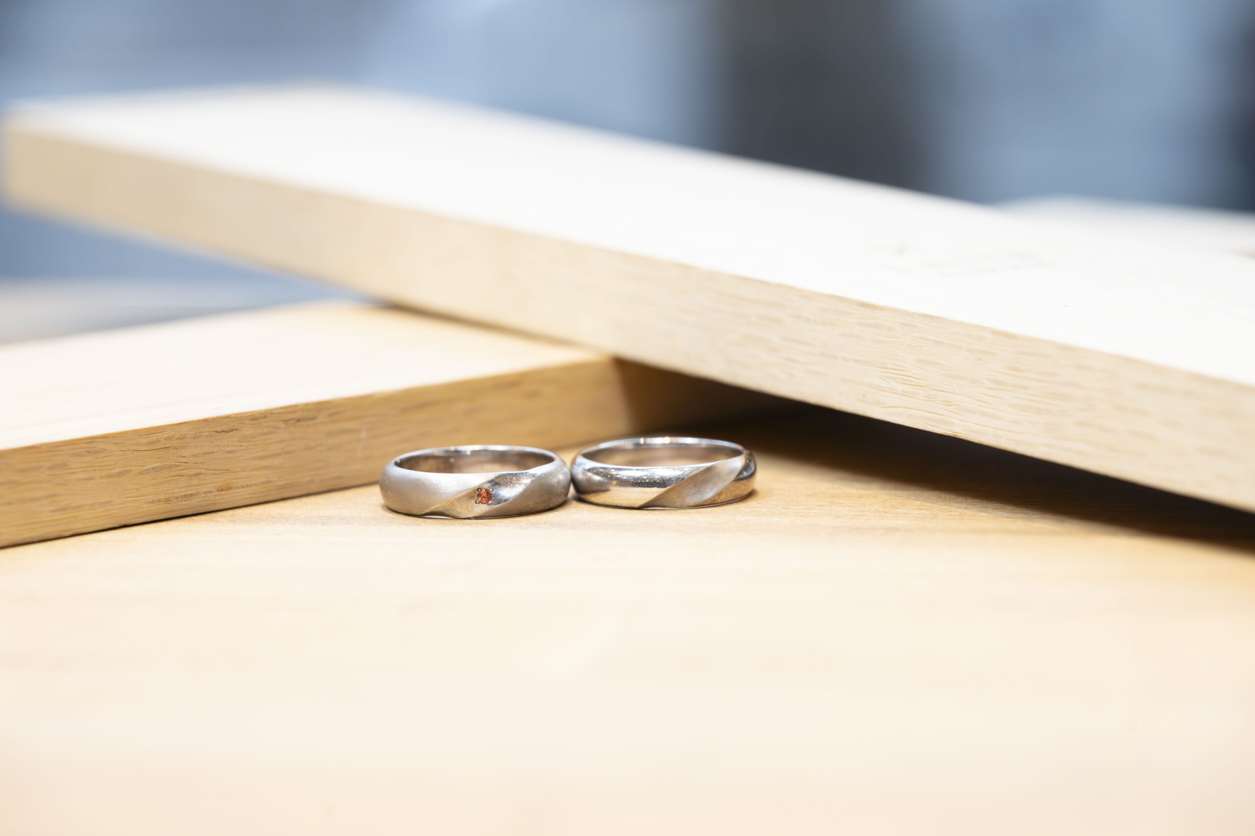 ペアリング（彫金工法）サファイアななこ留めスターダストメビウス鏡面