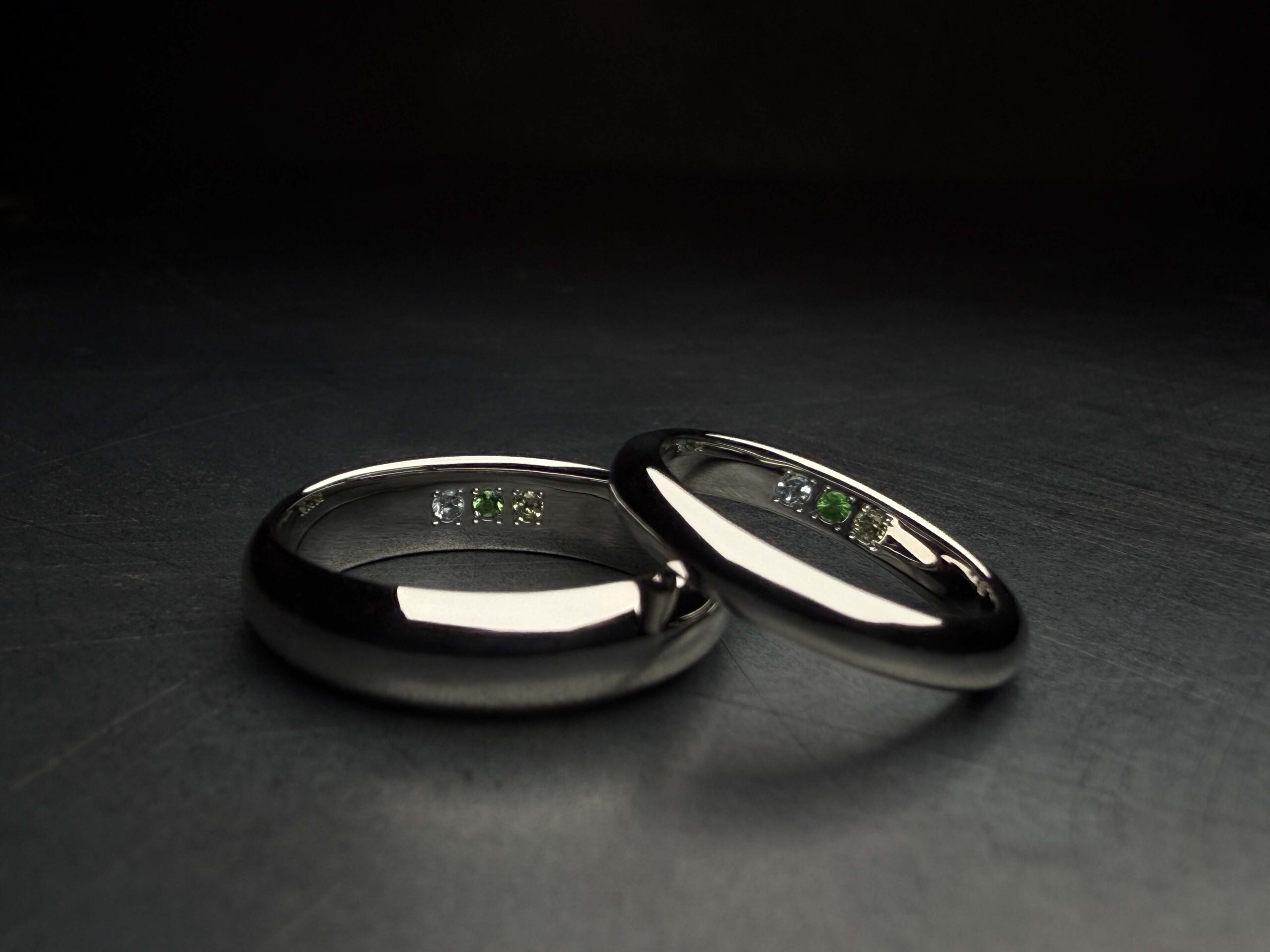 結婚指輪（彫金工法）エメラルドサファイアペリドットシークレットストーン鏡面