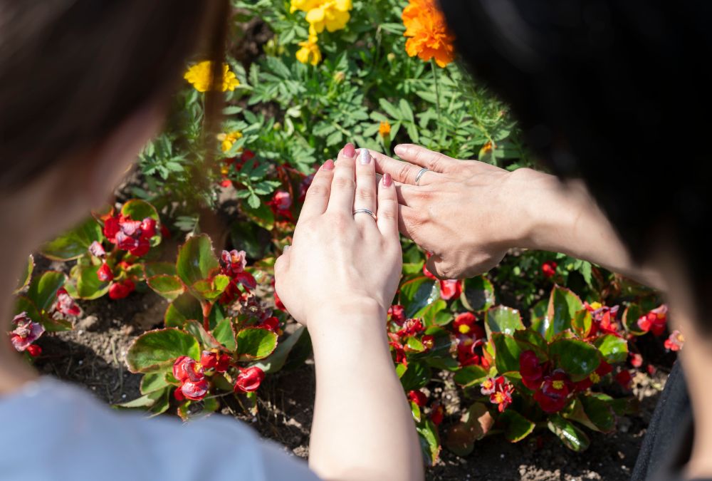 カップルがペアリングをしている様子